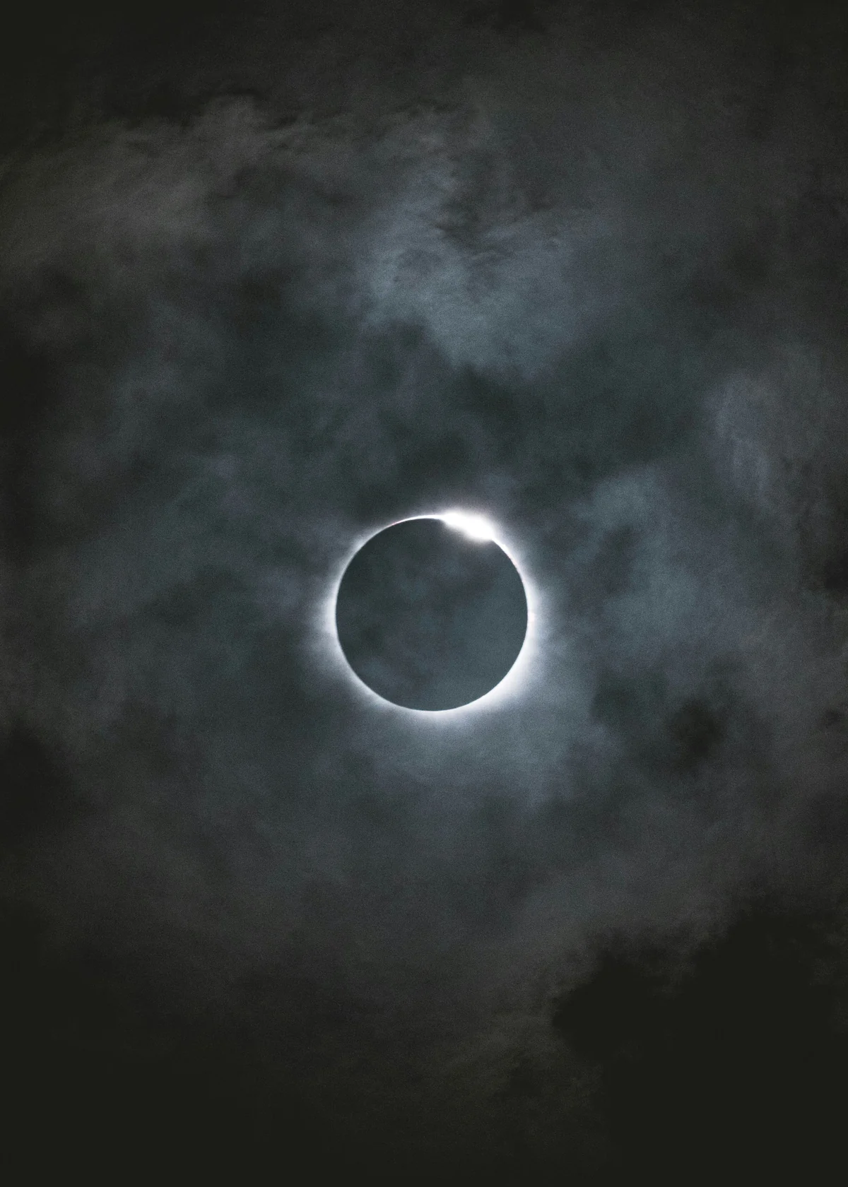 Eclissi tra le nuvole, immagine di Jordon Conner